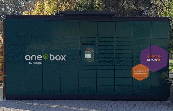 Automat paczkowy postawiono w zabytkowym centrum Warszawy. Konserwator nakazał demontaż