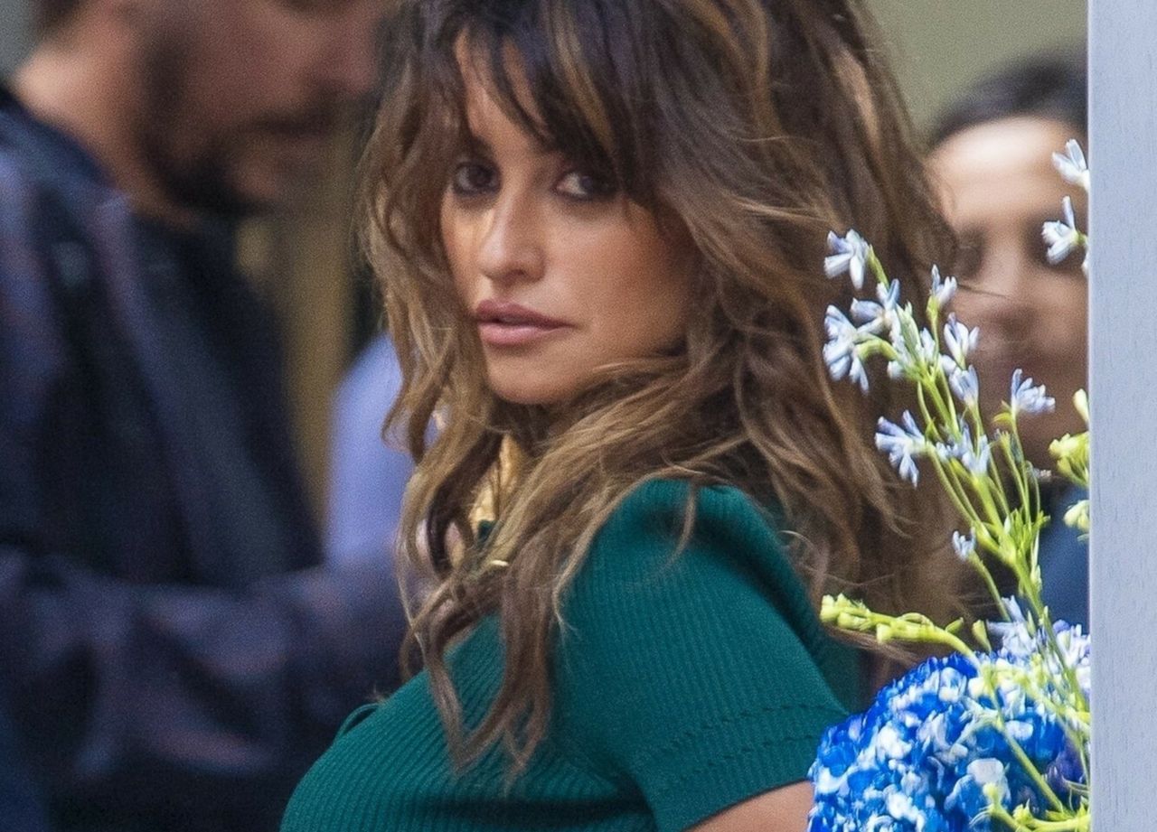 Penelope Cruz wskoczyła w zieloną mini 