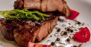 Steki z grillowanej karkówki z pieczarkami i serem camembert