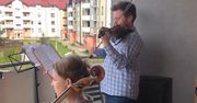 Niezwykłe koncerty na balkonie. Muzycy Śląskiej Orkiestry Kameralnej zachwycają sąsiadów