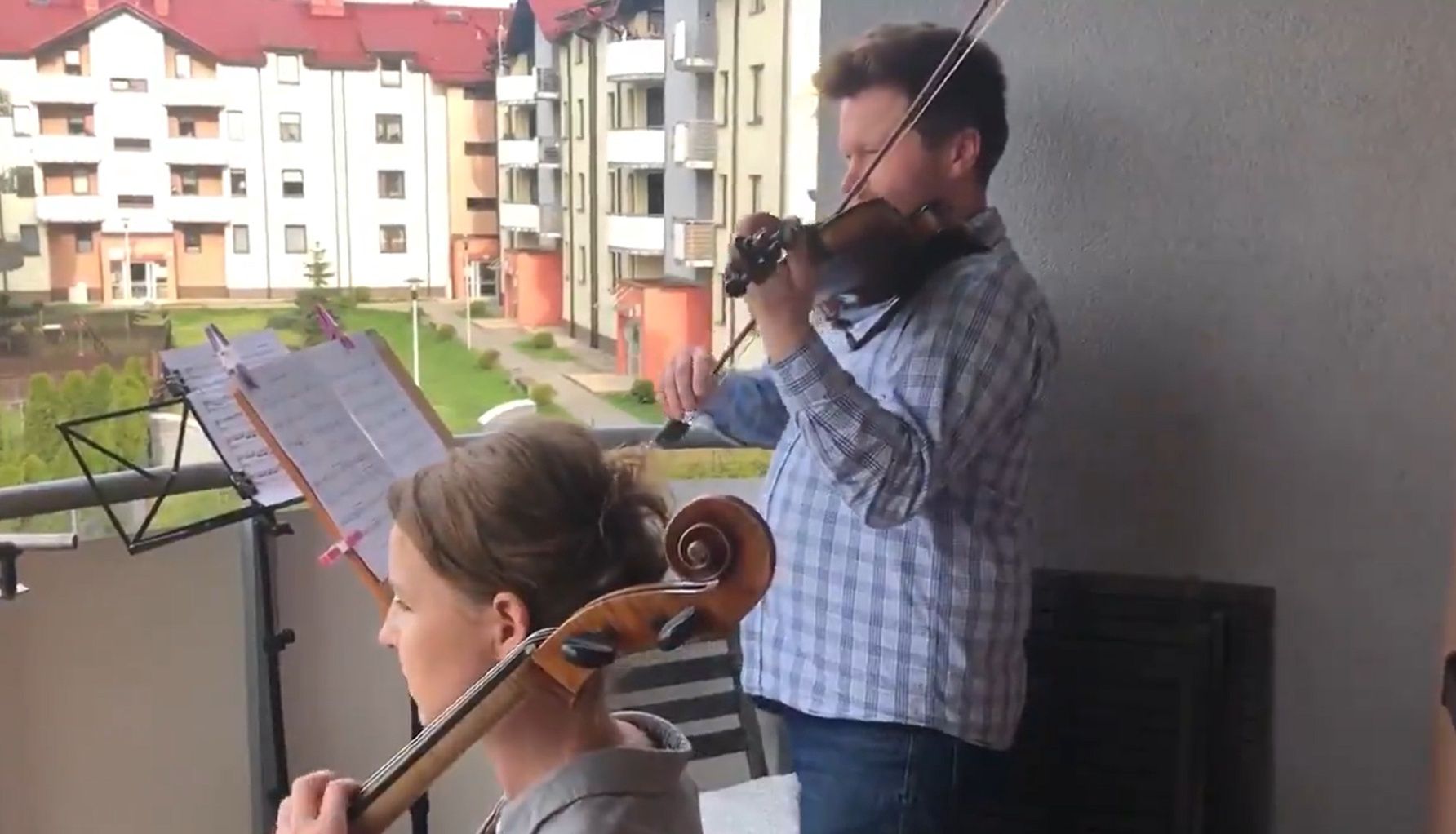 Skrzypek Jakub Łysik i wiolonczelistka Paulina Grondys występują na własnym balkonie w Będzinie.