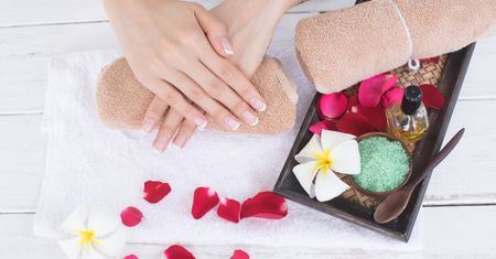 Jak zrobić manicure japoński w domu? Te paznokcie będą hitem na lato 2020