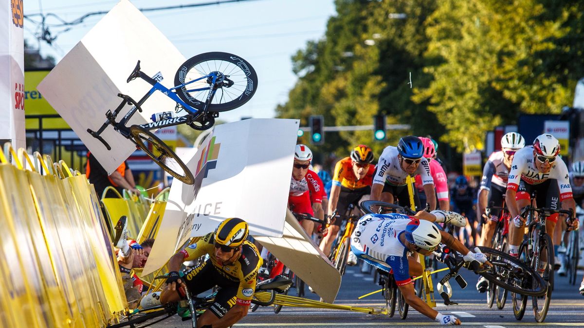 Zdjęcie okładkowe artykułu: PAP / Andrzej Grygiel / Na zdjęciu: wypadek Fabio Jakobsena podczas Tour de Pologne 2020