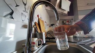 Kłopoty z wodą w gminie Wierzchosławice. Ludzie masowo napełniali baseny, przez co jej zapasy gwałtownie zaczęły się kurczyć