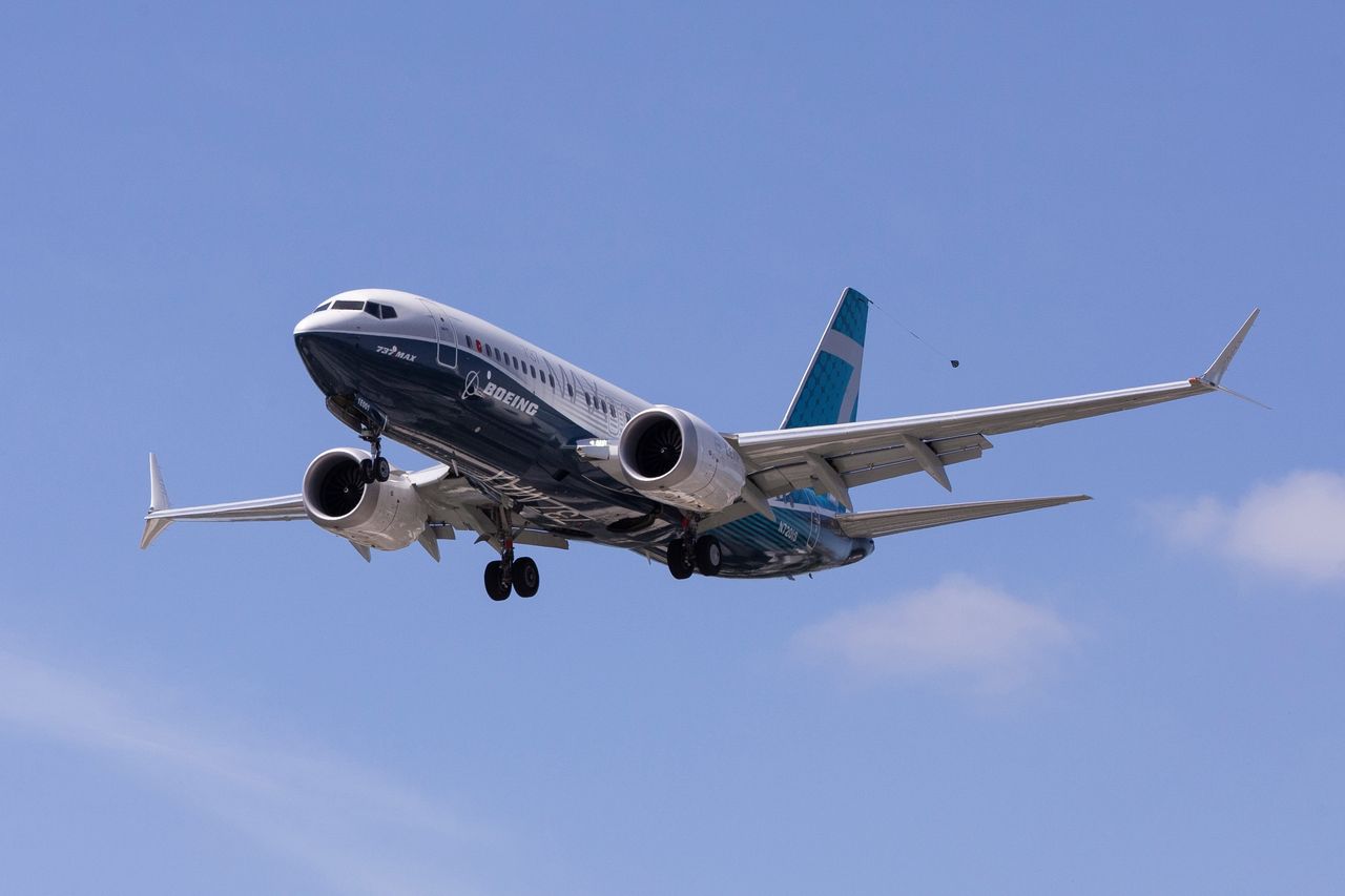 737 Max jednak nie poleci? Miażdżący raport amerykańskiego Senatu - A Boeing 737 MAX airplane lands after a test flight at Boeing Field in Seattle, Washington, U.S. June 29, 2020.