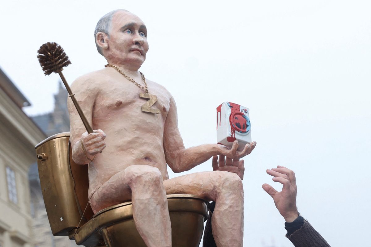 Niezwykła instalacja w Pradze. Posąg Putina na złotym sedesie