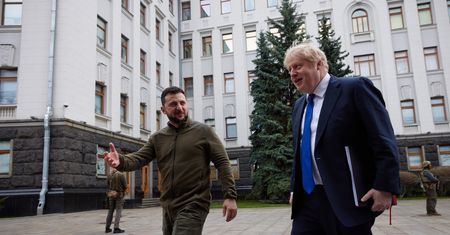 Boris Johnson w Kijowie. Wideo hitem w sieci. "Jeden z najwspanialszych filmów"