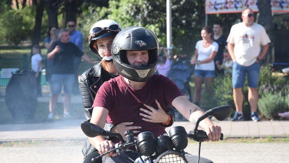 Amfiteatr w Książu Wielkopolskim w weselnym klimacie! Tak bawili się uczestnicy Wesela w stylu PRL [zdjęcia cz. 1]