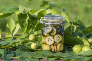 To dobry moment, by przygotować zdrową nalewkę. Pomaga na niestrawność