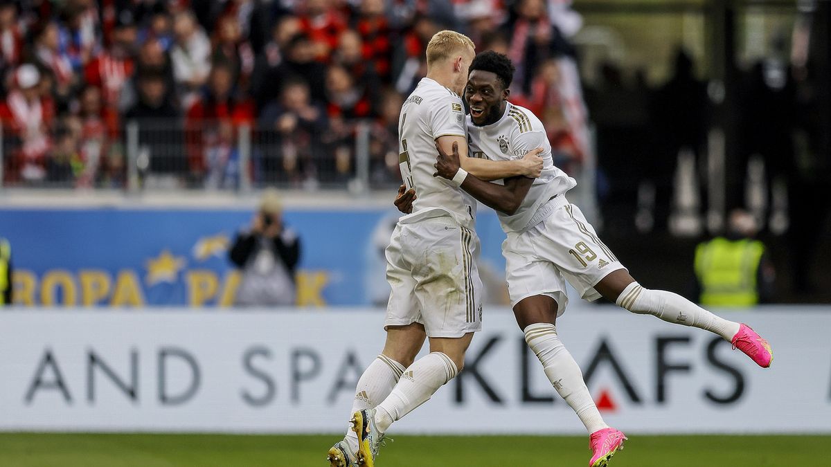 PAP/EPA / RONALD WITTEK / Na zdjęciu: Radość piłkarzy Bayernu.