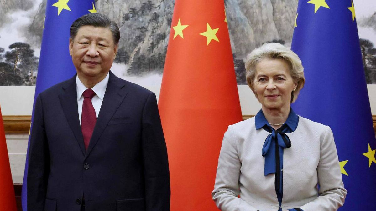 Przywódca Chin Xi Jinping (L) i szefowa KE Ursula von der Leyen (P)