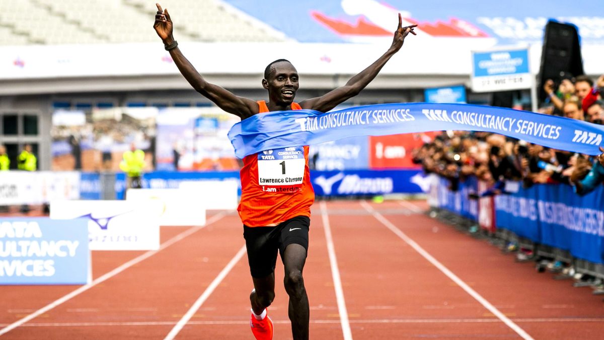 PAP/EPA / Remko de Waal / Na zdjęciu: Lawrence Cherono wygrał maraton w Amsterdamie