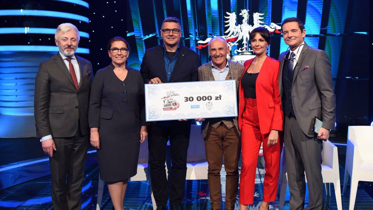 Facebook / KancelariaSejmu / Piotr Sobczyński i Czesław Lang (z czekiem) po zwycięstwie w teście wiedzy o parlamentaryzmie