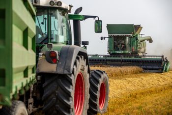 Ceny usług żniwnych 2025 – sprawdź, zanim wynajmiesz kombajn lub prasę!