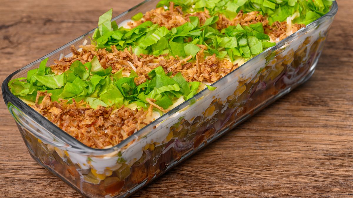 Sałatka gyrosowa warstwowa to hit na imprezę