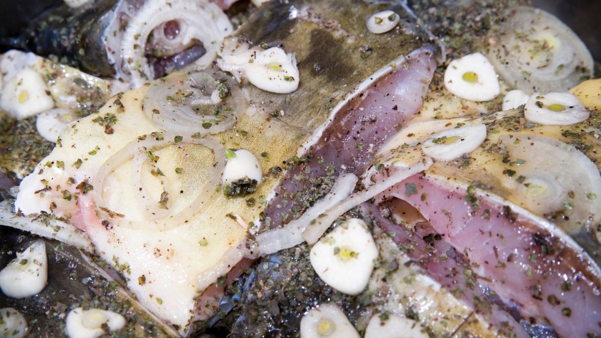 Obłożenie ryby cebulą pomaga pozbyć się nieprzyjemnego posmaku mułu