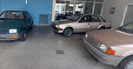 Opuszczony salon Forda w Niemczech. W środku nowiutkie sierry i escorty