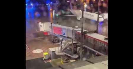 Przedarł się przez bramę i wjechał na płytę lotniska w Hamburgu – trwają negocjacje policji
