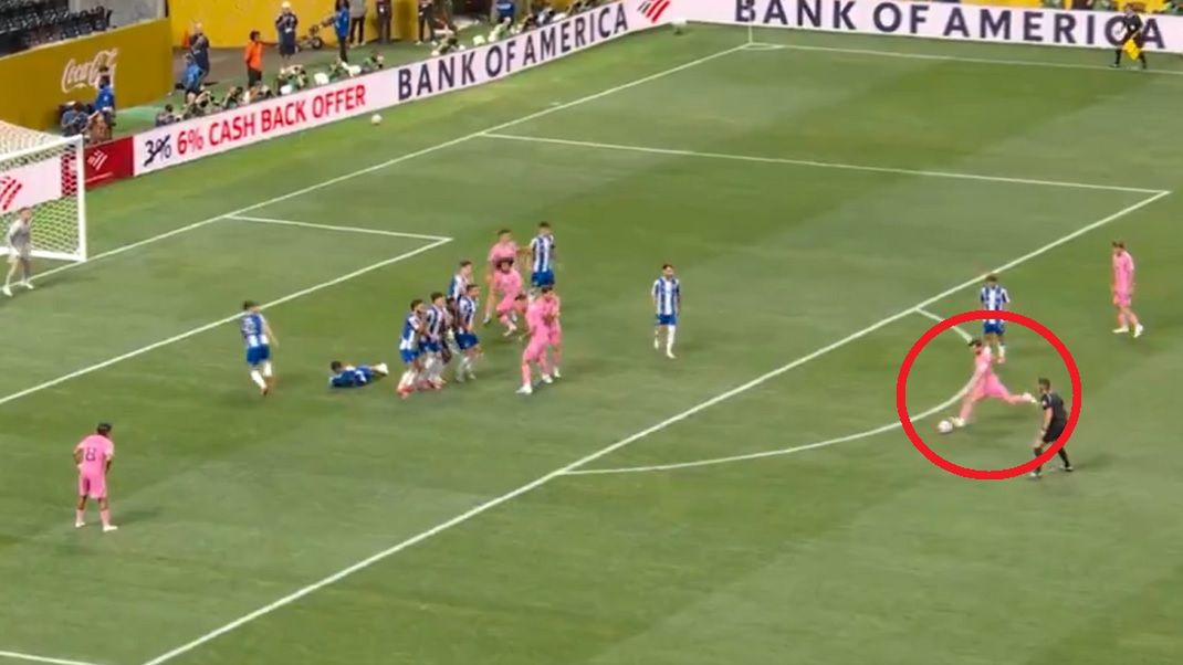 Twitter / Screen / DAZN / Na zdjęciu: Lionel Messi strzelił pięknego gola z rzutu wolnego