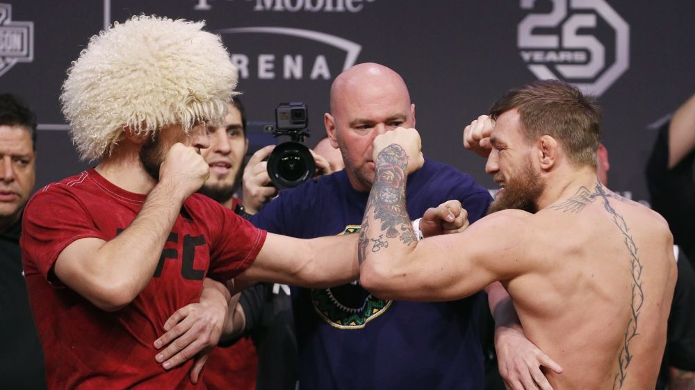Chabib Nurmagomiedow i Conor McGregor podczas ważenia przed galą UFC 229