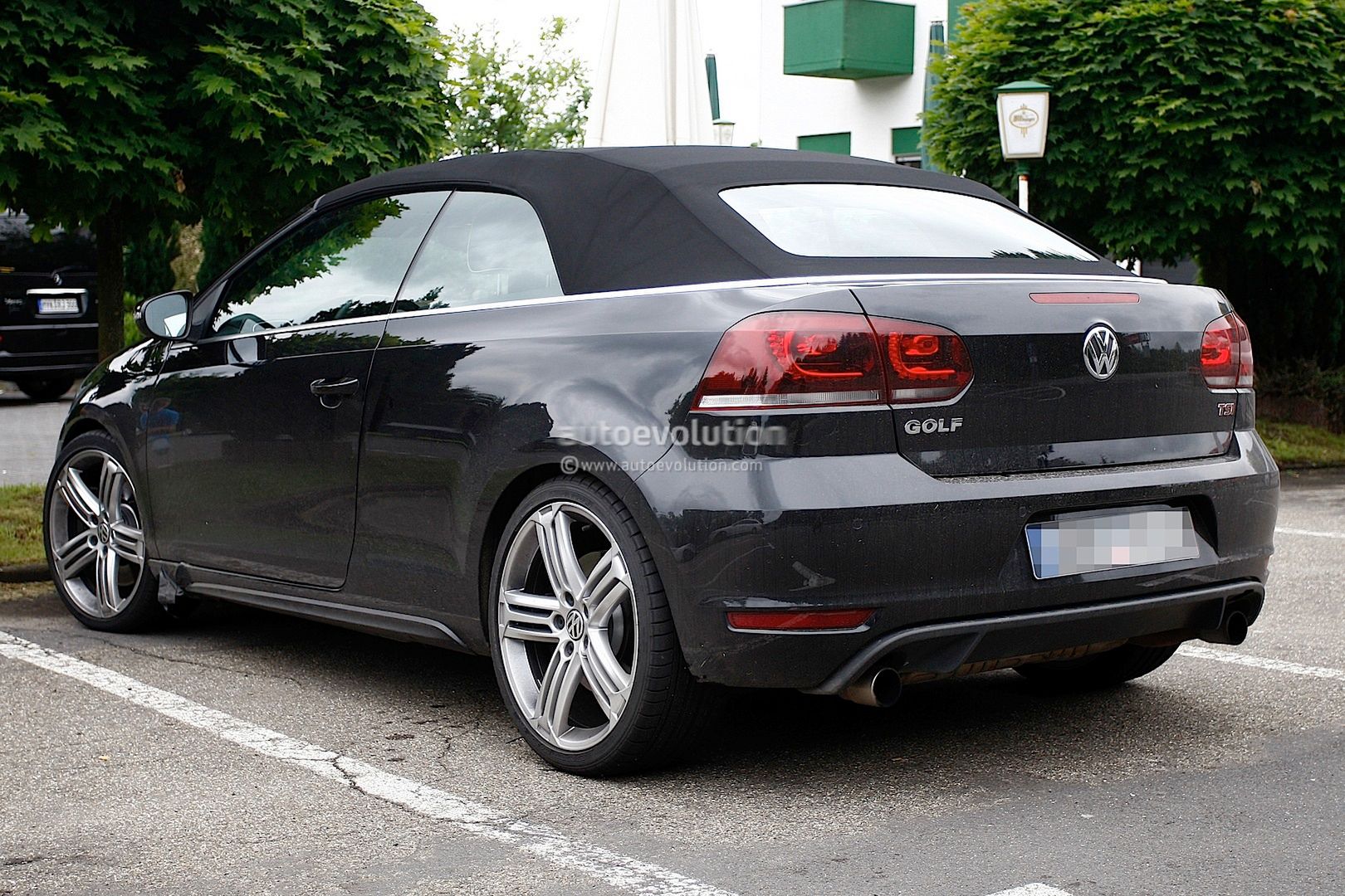 Volkswagen Golf R Cabrio (fot. autoevolution.com)