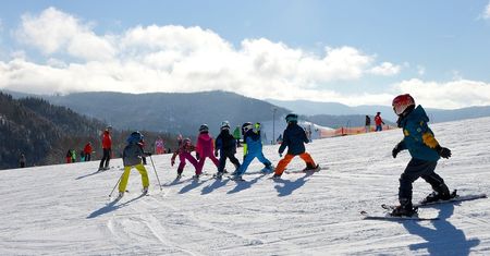 Ferie zimowe 2021 nie dla każdego. Nowe wytyczne MEN