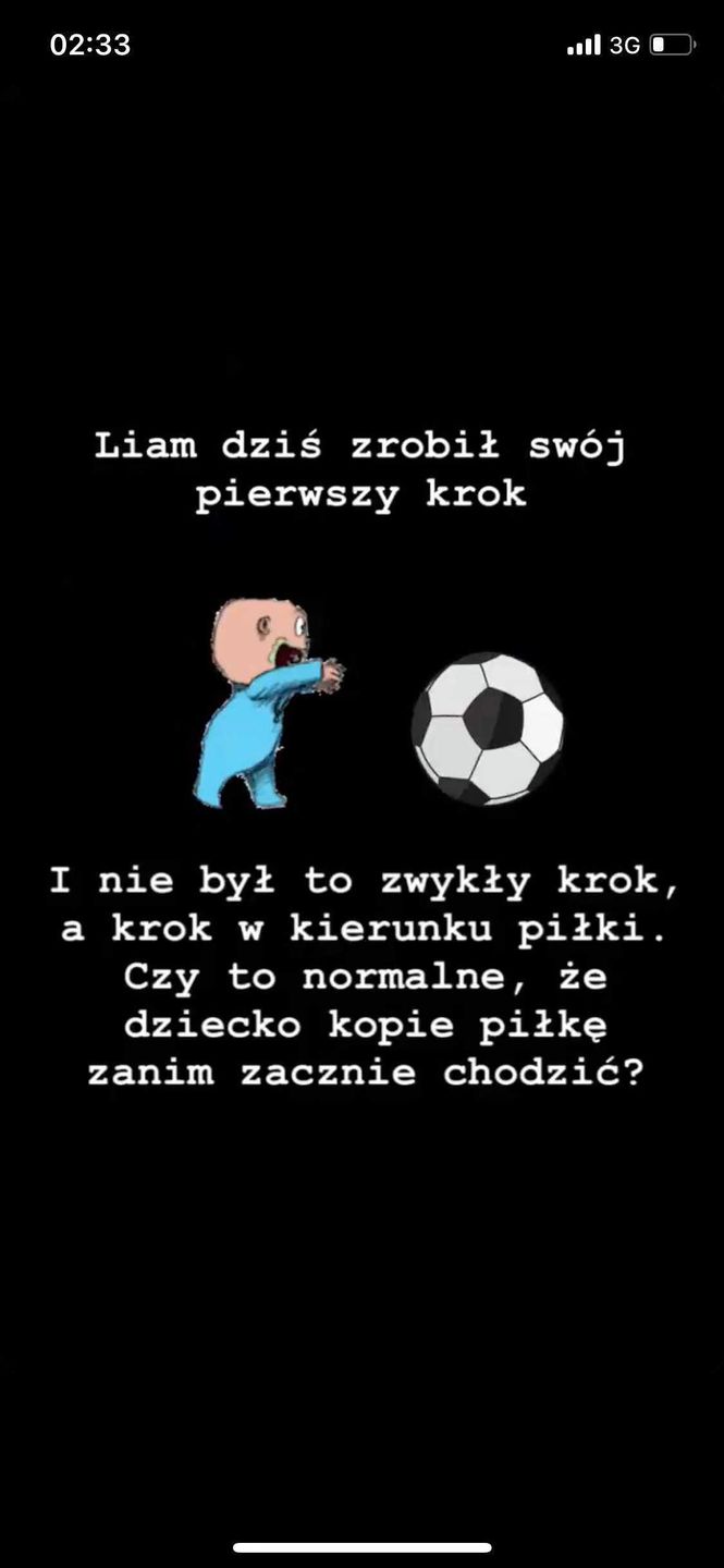 Liam Szczęsny kopie piłkę