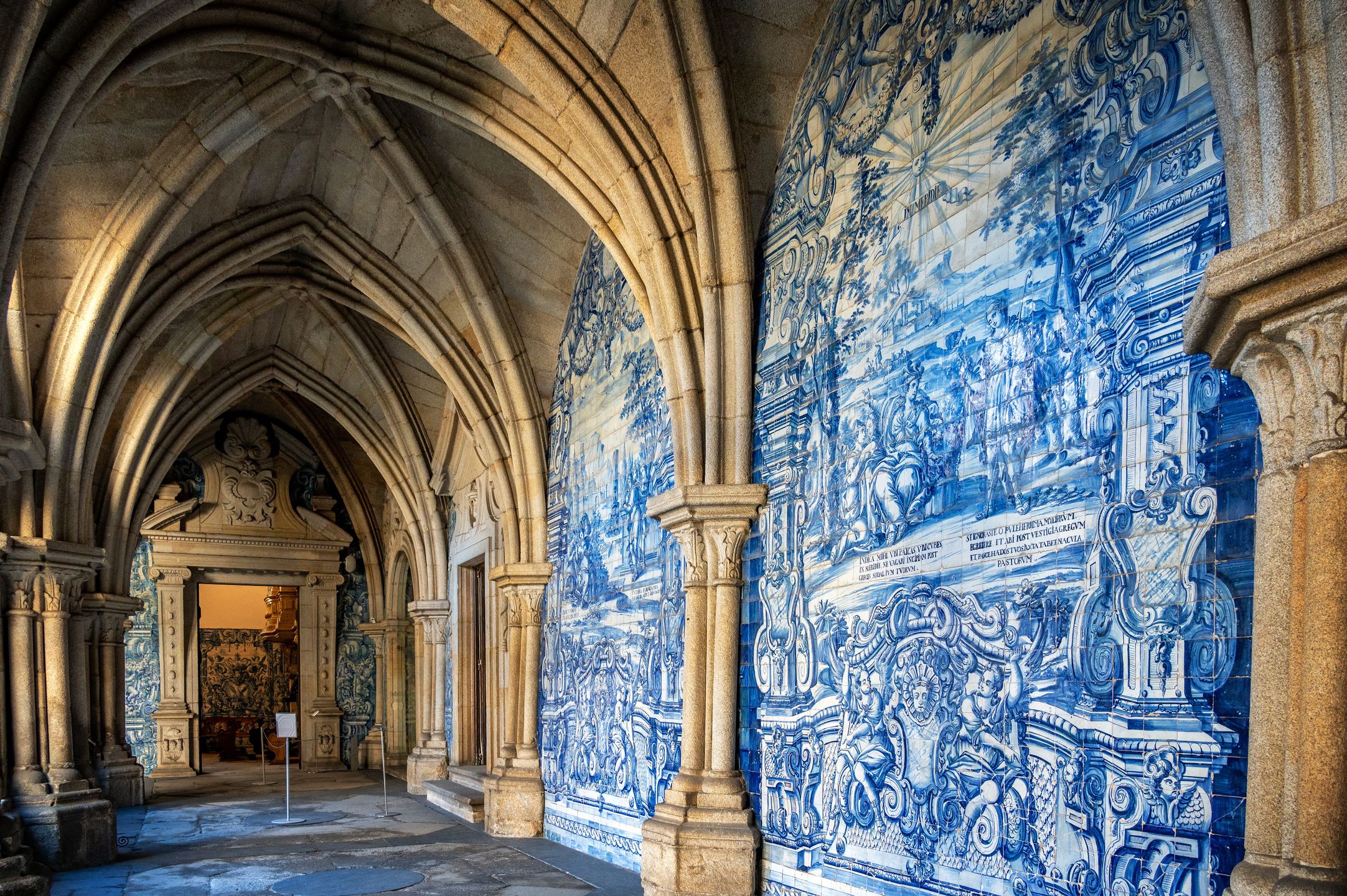 Azulejos na katedrze w Porto