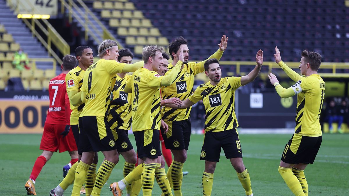piłkarze Borussii Dortmund cieszą się z gola