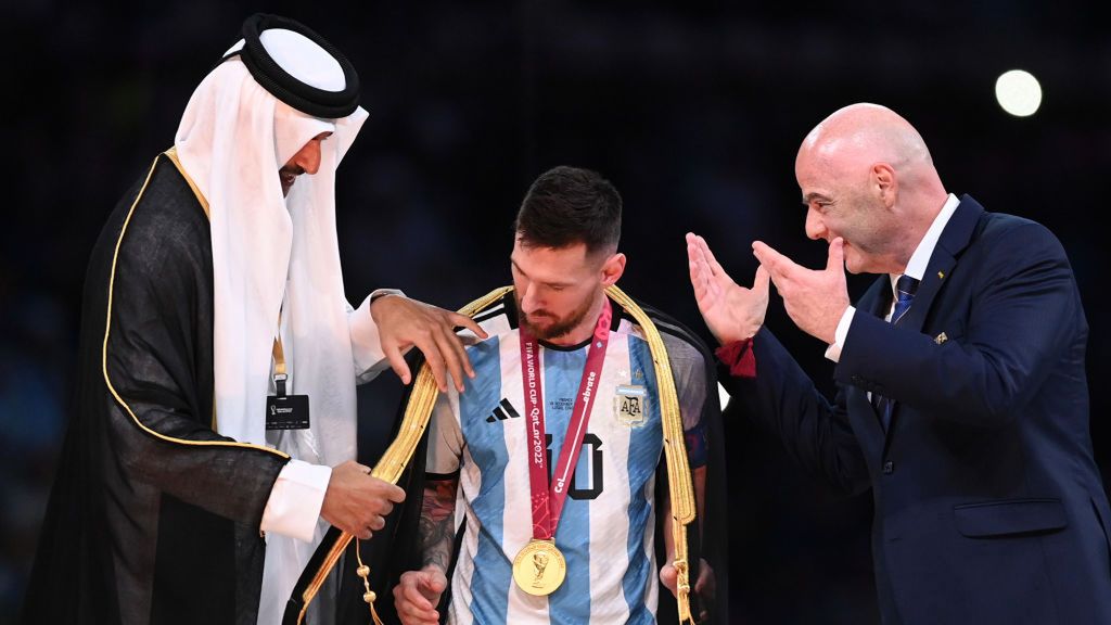Lionel Messi podczas ceremonii dekoracji za finał MŚ