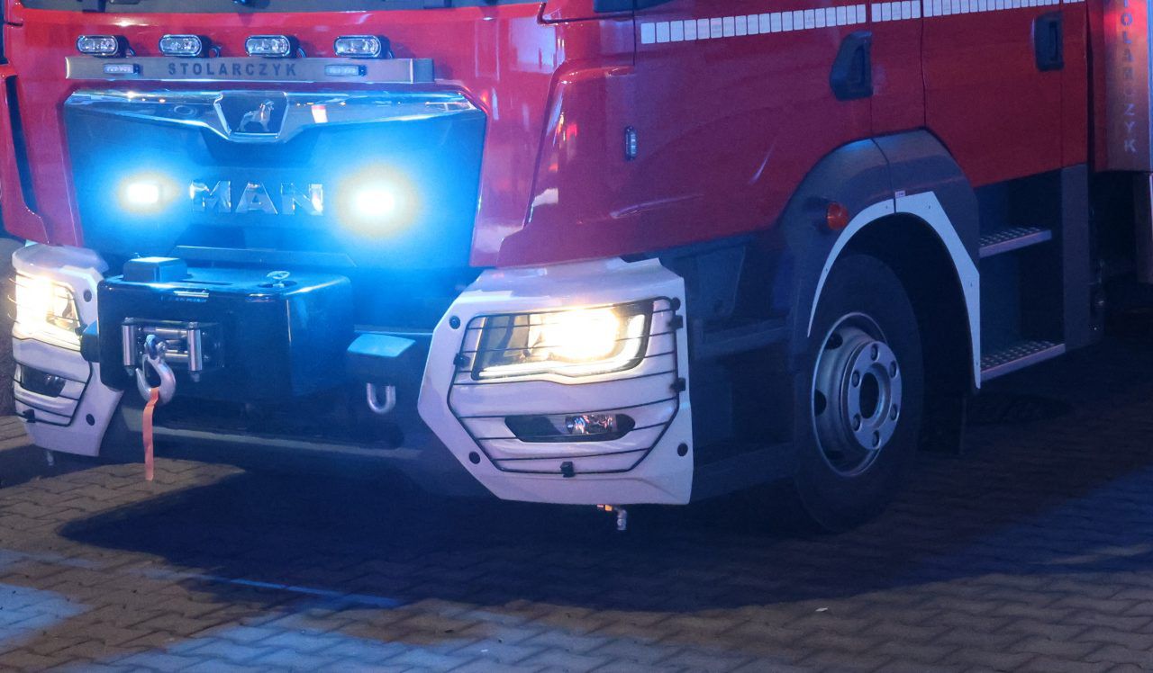 Łuków: Strażacy uratowali nastolatkę. Młoda dziewczyna tonęła w zbiorniku wodnym