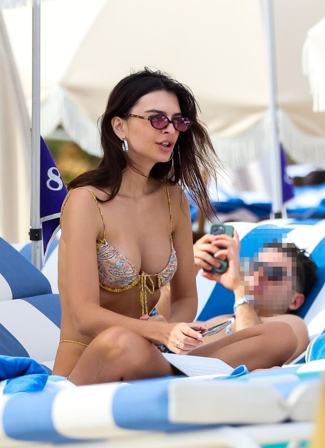 Naturalna Emily Ratajkowski na plaży