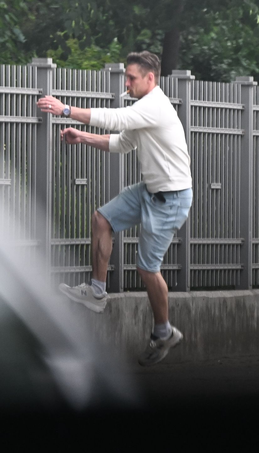 Filip Gurłacz z żoną i dziećmi na mieście