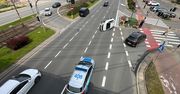 Zderzenie dwóch pojazdów na Mokotowie. Jedno auto dachowało