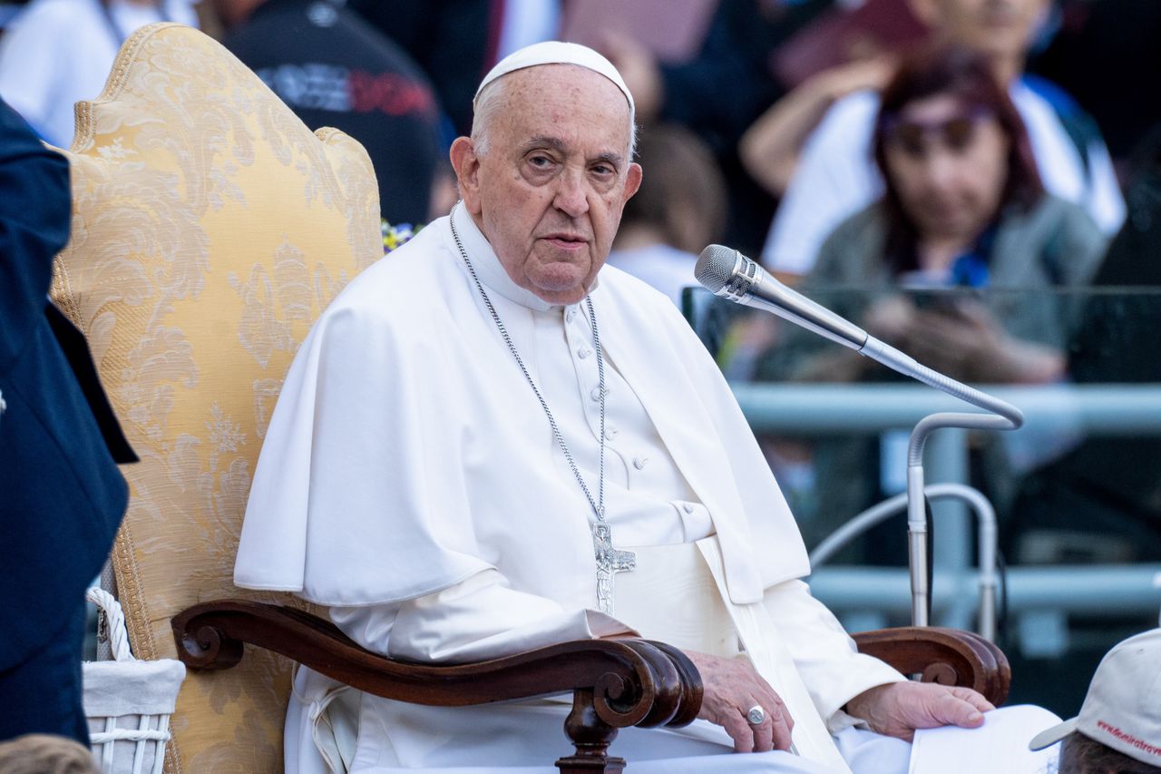 Pope Francis urges worldwide prayer for peace amid illness