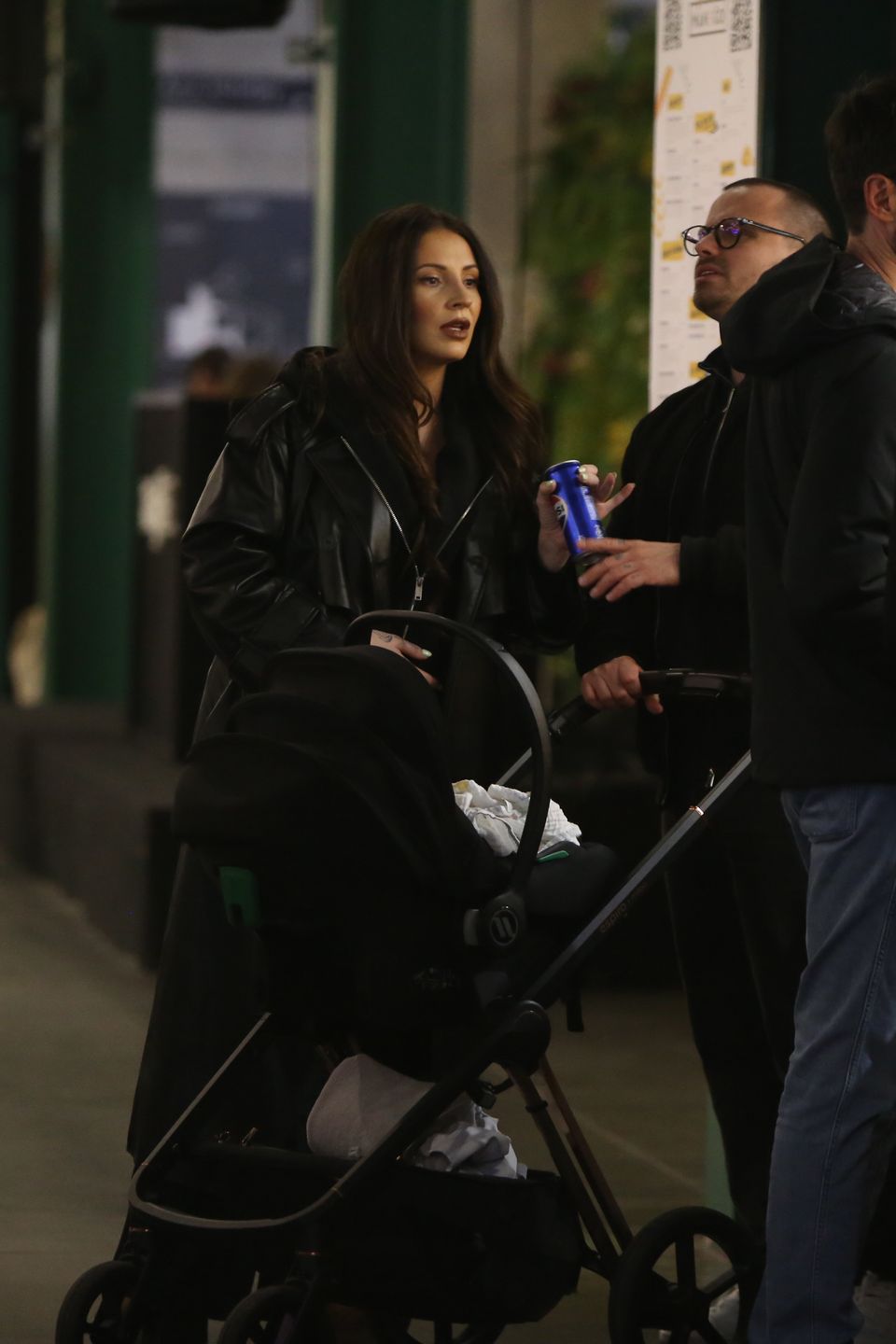 Marcin Hakiel z rodziną na mieście