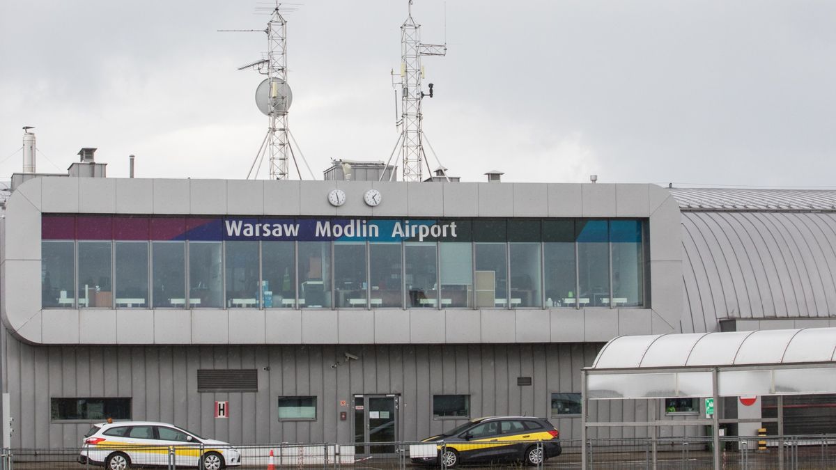 Lotnisko Warszawa Modlin jest popularne przede wszystkim wśród podróżujących tanimi liniami lotniczymi, takimi jak Ryanair.
