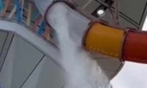 Rura zjeżdżalni pękła, w środku był mężczyzna. Dramat na statku