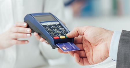 W Polsce gotówka ma się coraz gorzej, ale i płatności mobilne szału nie robią