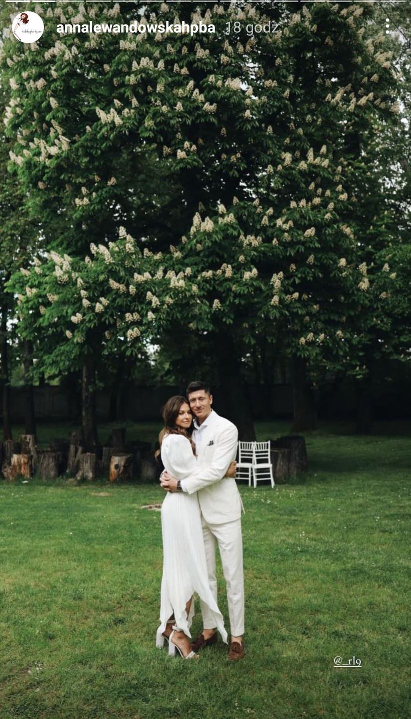 Anna i Robert Lewandowscy w białych strojach