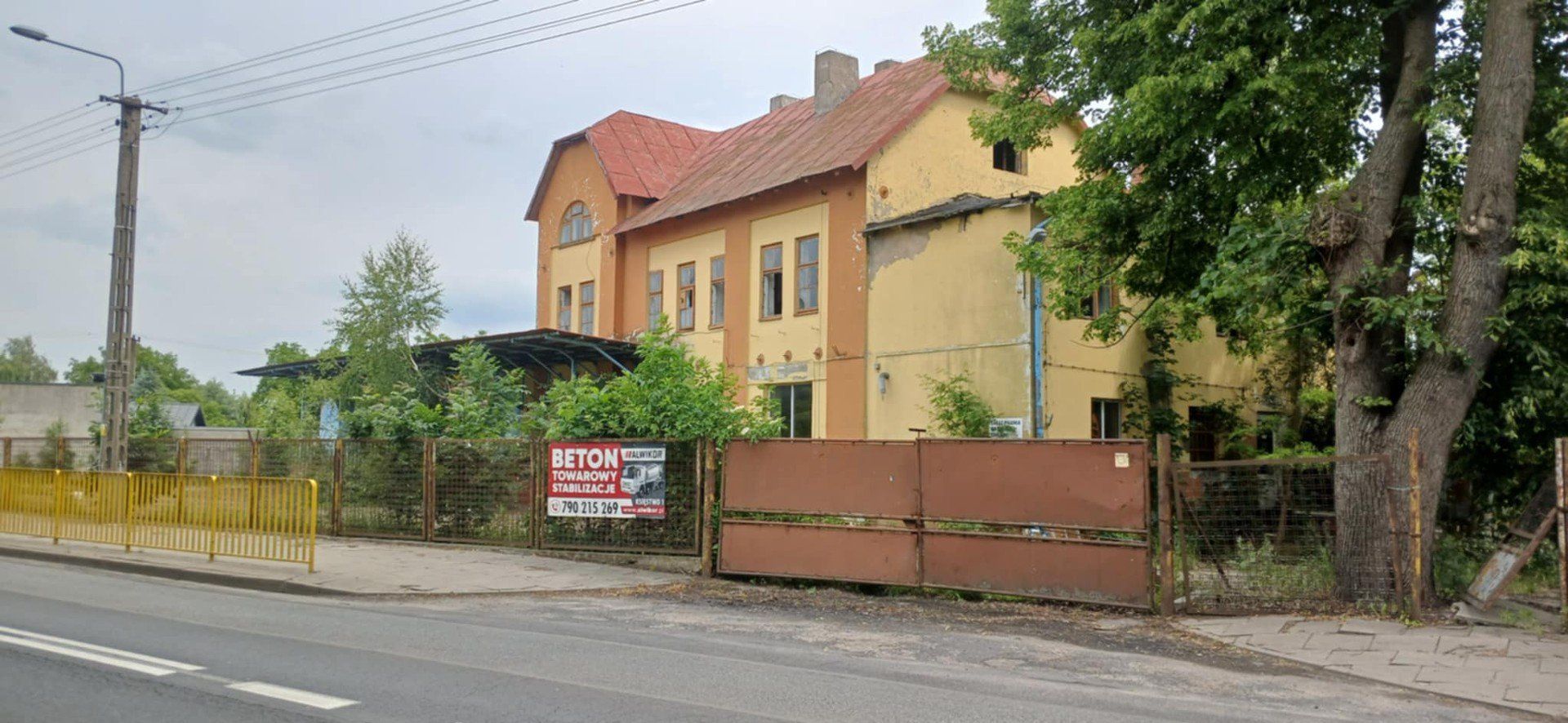 Na zdjęciu budynki po byłej mleczarni w Topoli Królewskiej. Obecnie obiekt należy do Gminy Łęczyca