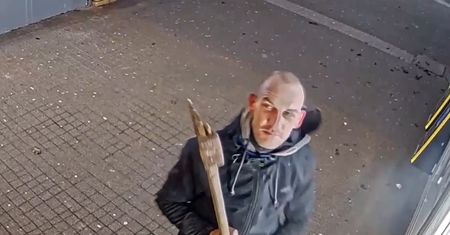 Siekierą dewastował dworzec SKM. Policja publikuje jego wizerunek