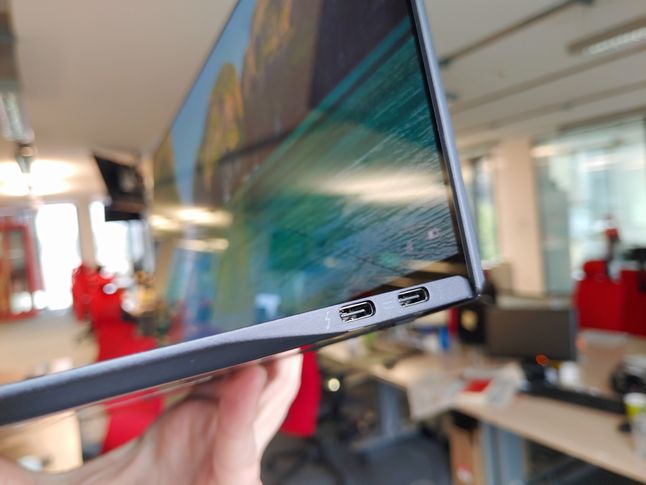 Laptop ma 9,95 mm grubości i waży 980 gramów. Ofiarą cięć padły m.in porty IO, są dwa USB-C i port słuchawkowy