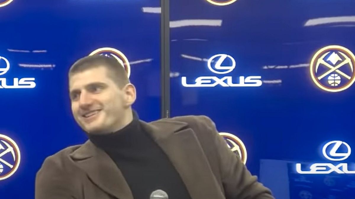 Nikola Jokić rozbawiony w czasie konferencji prasowej
