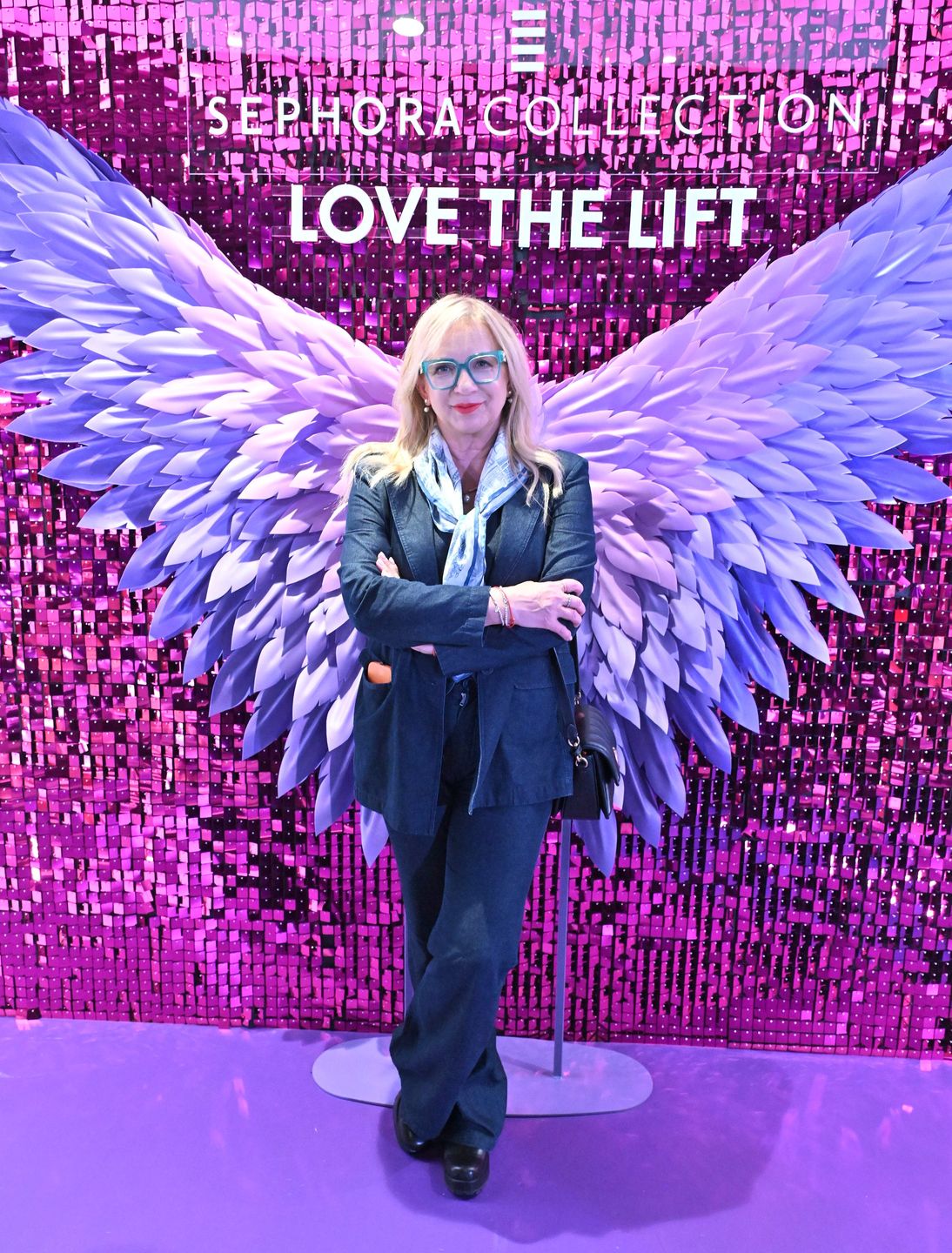 Tłum celebrytek na evencie kosmetycznym