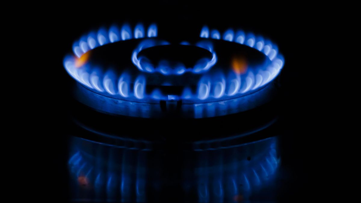 BERLIN, GERMANY - MARCH 11: Symbolic photo on the subject of rising gas costs. Blue flames emanate from a gas stove in a kitchen on March 11, 2022 in Berlin, Germany. (Photo by Thomas Trutschel/Photothek via Getty Images)