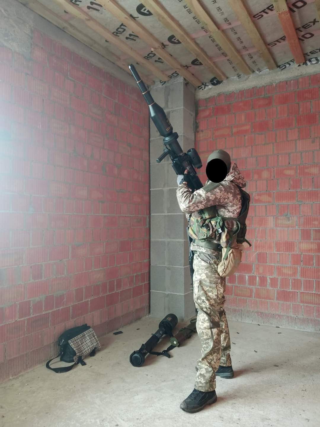 Ukraiński żołnierz z granatnikiem przeciwpancernym Panzerfaust-3 z głowicą IT.