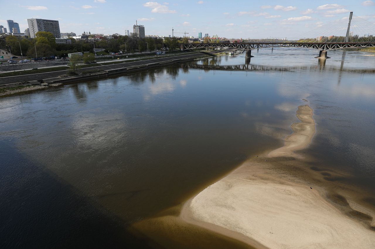 Wisła wysycha w zawrotnym tempie. "Do rekordowo niskiego poziomu wody brakuje 35 cm"