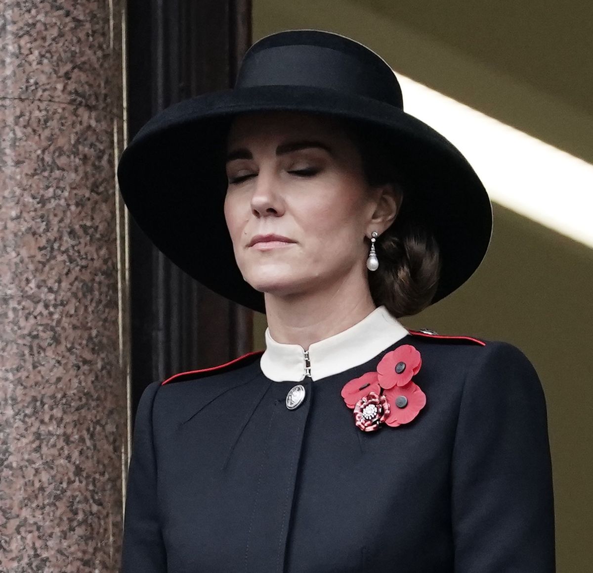Skupiona księżna Kate oddaje cześć bohaterom 
