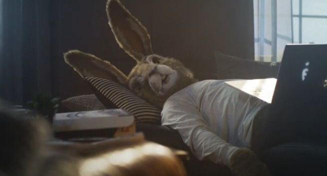 Zmęczony zając i wypoczęty żółw w kampanii IKEA o zaletach snu (wideo)
